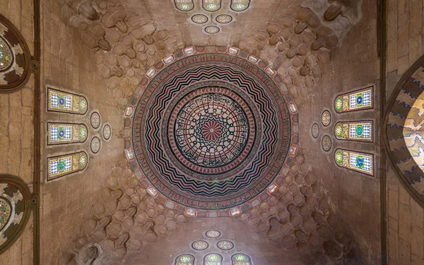 Techo del mausoleo Al Zaher Barquq con colorida cúpula pintada decorada, Ciudad de los Muertos, El Cairo, Egipto —  Fotos de Stock