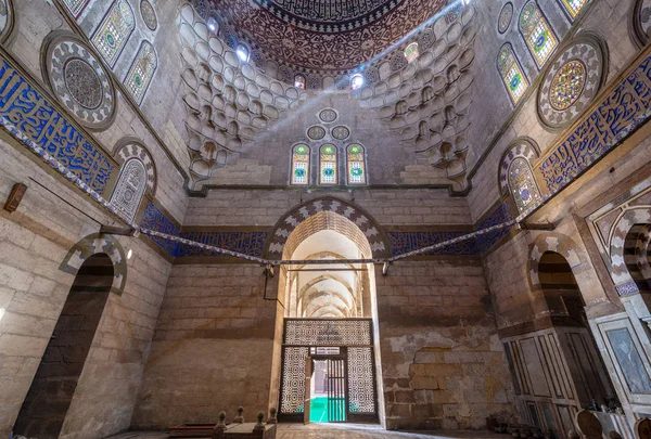 Mausoleo del sultán Al Zaher Barquq esposa e hijas en el complejo de Al Nasr Farag Ibn Barquq complejo situado en la ciudad de los muertos, El Cairo, Egipto — Foto de Stock