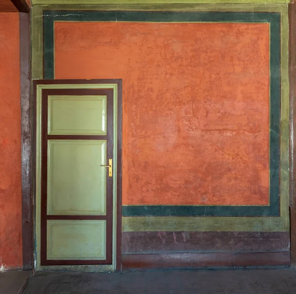 Colorida pared pintada y puerta de madera verde, El Cairo, Egipto —  Fotos de Stock