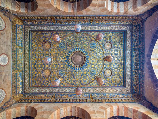 Teto ornamentado com decorações padrão floral azul e dourado na mesquita Sultan Barquq, Cairo, Egito — Fotografia de Stock