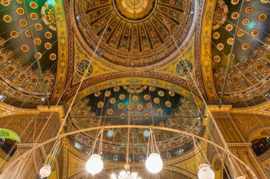 Kahire Kalesi Muhammed Ali Camii 'nin çiçek desenleriyle süslenmiş dört kubbenin kesiştiği yerde.