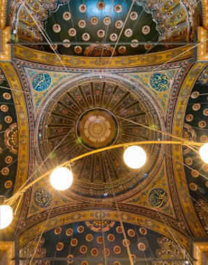 Kahire Kalesi Muhammed Ali Camii 'nin çiçek desenleriyle süslenmiş dört kubbenin kesiştiği yerde.