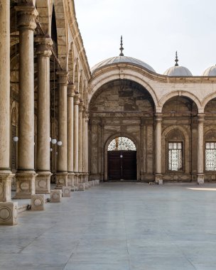 Muhammed Ali 'nin Büyük Camii' nin avlusundaki geçit, Alabaster Camii, Kahire Kalesi, Mısır