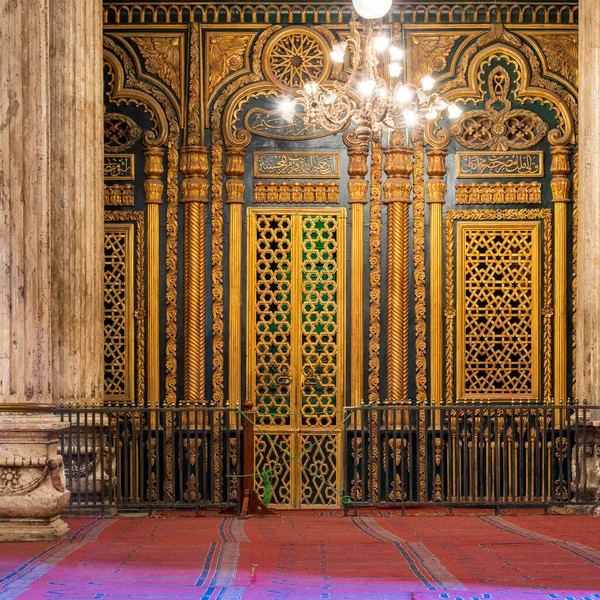 Santuario de Muhammad Ali con decoraciones de oro, Mezquita de Muhammad Ali, Ciudadela de El Cairo, Egipto — Foto de Stock