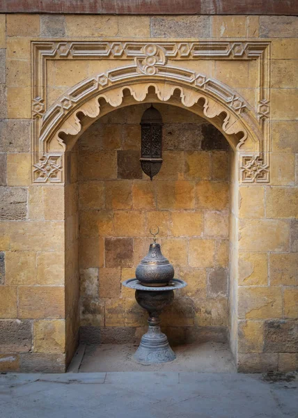 Recessed frame, niche with antique lantern in an old stone bricks wall, Medieval Cairo, Egypt — Stock Photo, Image