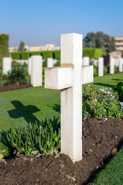Lápida cruzada en el Cementerio de Guerra de la Mancomunidad de Heliópolis, El Cairo, Egipto — Foto de Stock