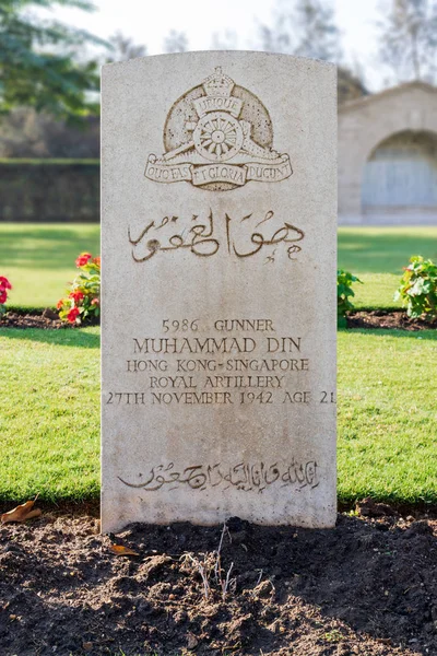 Tumba del soldado musulmán singapurense en el cementerio de guerra de la Mancomunidad de Heliópolis, El Cairo, Egipto — Foto de Stock
