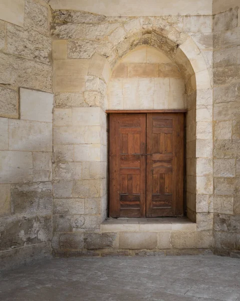 Puerta abovedada cerrada decorada grunge de madera en ladrillos pared de piedra — Foto de Stock