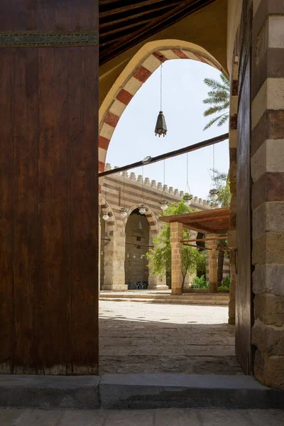 Door of historic Mamluk era Amir Aqsunqur Mosque, Blue Mosque, reveling courtyard, Cairo, Egypt — Stock Photo, Image