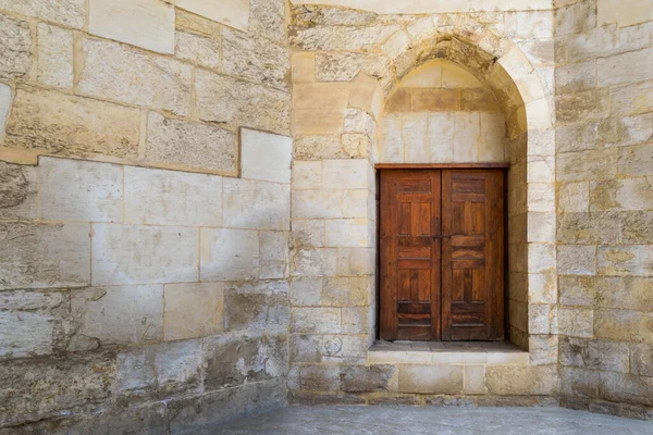 Puerta abovedada cerrada decorada grunge de madera en ladrillos pared de piedra — Foto de Stock