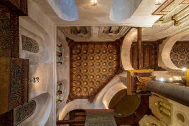 Altın çiçek desenli, Ortaçağ Kahire 'si, Mısır' da bulunan Qalawun Sultan Anıtmezarının tavanı.