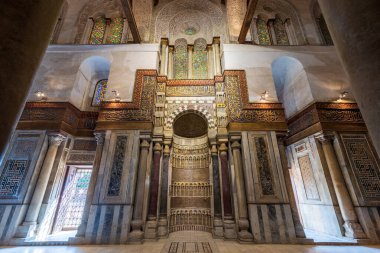 Renkli mermer oyuğu, Mihrab ve dekore edilmiş mermer duvarlı Sultan Qalawun 'un mozolesi.