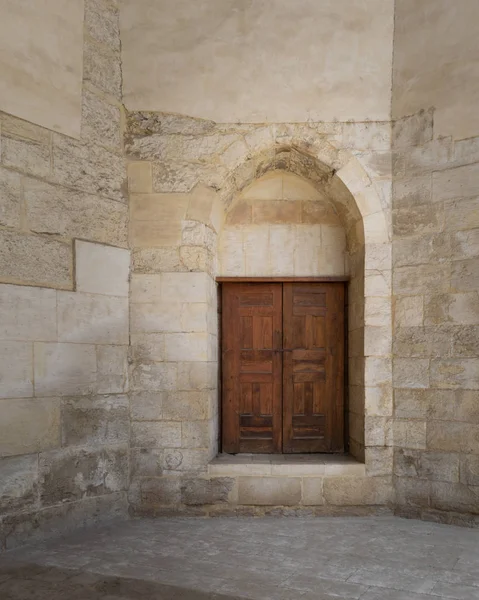 Puerta abovedada cerrada decorada grunge de madera en ladrillos pared de piedra — Foto de Stock