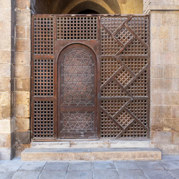 Interleaved wooden wall, known as mashrabiya, with wooden ornate door — Stock Photo, Image