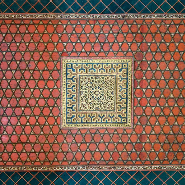 Teto de madeira decorado com padrões florais vermelho e azul, Mamluk era Amir Taz Palace, Cairo, Egito — Fotografia de Stock