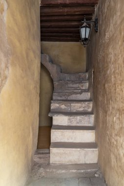 Eski dar taş merdiven ve ahşap tavan.