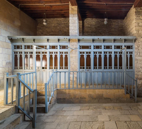 Puertas de madera azul y balaustradas en la histórica casa de baños pública tradicional turca —  Fotos de Stock