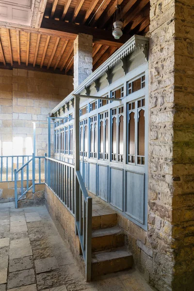 Puertas de madera azul y balaustradas en la histórica casa de baños pública tradicional turca — Foto de Stock