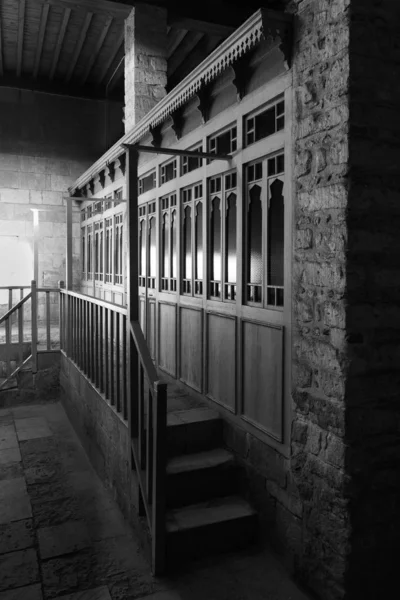 Veranda des alten Gebäudes in der Nacht — Stockfoto