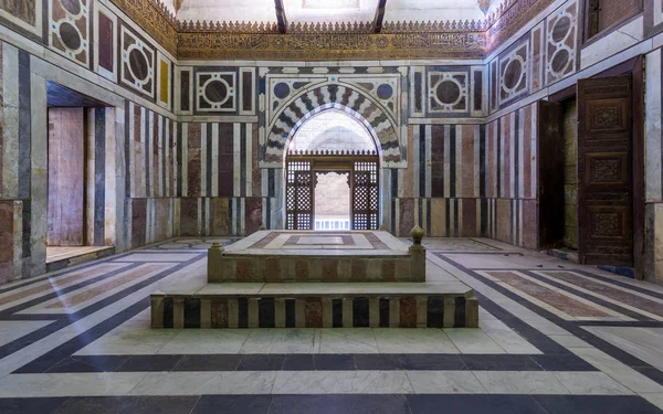 Mausoleo del sultán Al Zahir Barquq en el complejo Barquq ubicado en la calle al Muiz, El Cairo, Egipto — Foto de Stock