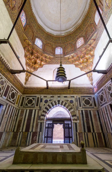 Mausoleo del sultán Al Zahir Barquq en el complejo Barquq ubicado en la calle al Muiz, El Cairo, Egipto — Foto de Stock