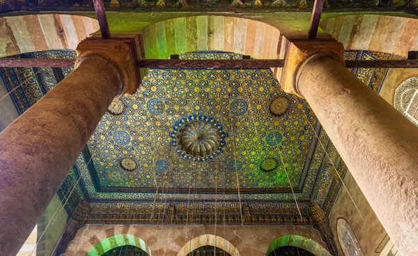 Techo de la mezquita Sultan Barquq con decoraciones florales azules y doradas, El Cairo, Egipto — Foto de Stock