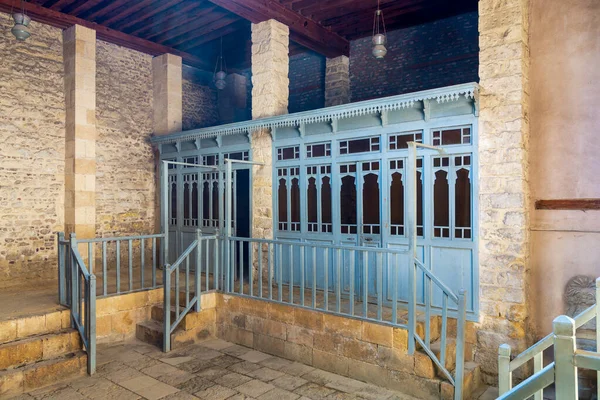 Puertas de madera azul y balaustradas en la histórica casa de baños pública tradicional turca — Foto de Stock