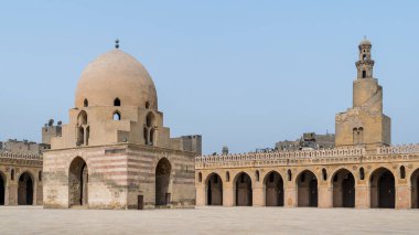 Abdest çeşmesi ve minaresi ile İbn Tulun kamu tarihi cami avlusu, Kahire, Mısır