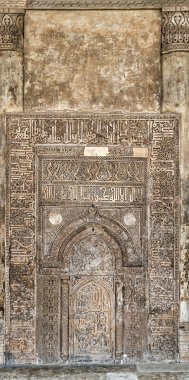 İbn Tulun Camii'nde yıkılmış çiçek desenli süslü oyma taş duvar, Kahire, Mısır