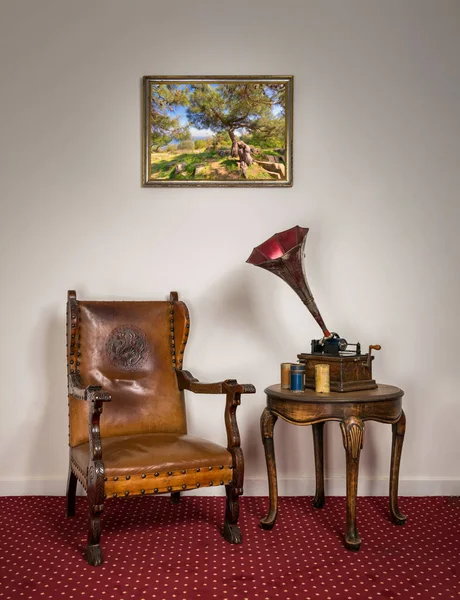 Sillón retro adornado, fonógrafo viejo, cilindros en mesa redonda — Foto de Stock