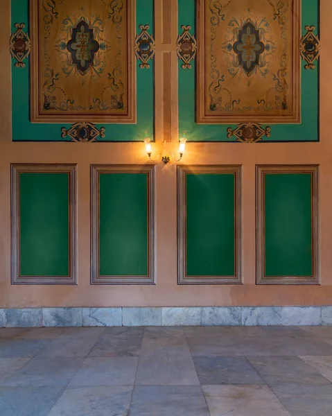 Elegantes marcos verdes tallados en la pared naranja con borde adornado y linternas sobre el suelo de mármol —  Fotos de Stock