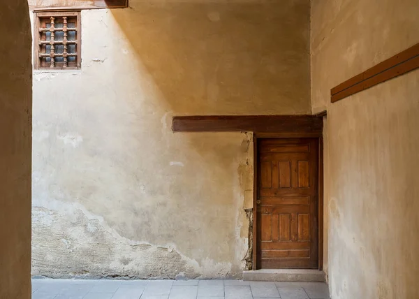 Puerta y ventana de madera envejecida cubierta con rejilla de madera en la pared de piedra grunge —  Fotos de Stock