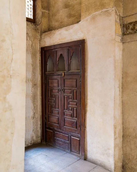 Vista angular de la puerta de madera envejecida en la pared de piedra grunge —  Fotos de Stock
