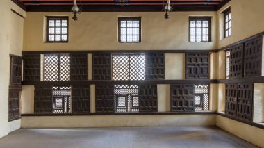 Ahşap pencereler, Mashrabiya ve Osmanlı Tarihi Evi 'nin sürgülü panjurları.