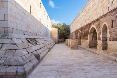 Döküntü kırmızı tuğlaları ve çökmüş kadim oyukları olan eski geçitin dış tarafı.