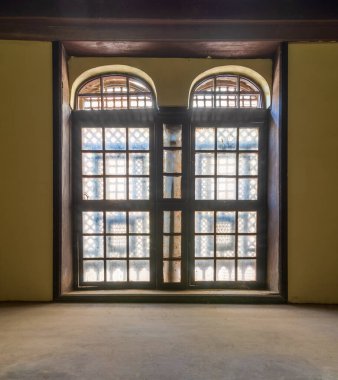 Geçmişe dönük süs penceresi olan boş oda