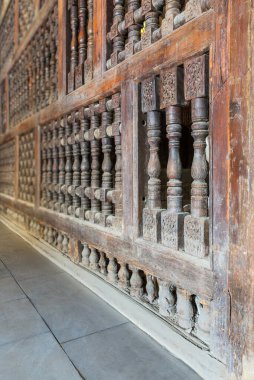 Terk edilmiş binada terk edilmiş ahşap duvar - Mashrabiya -