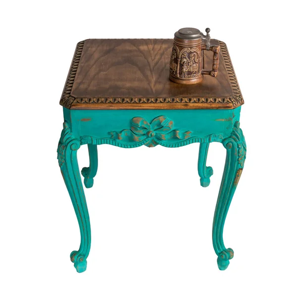 Ретро деревянный винтажный стол с зелеными раскрашенными ногами и чайник изолирован с вырезкой пути — стоковое фото