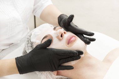 İşlem, güzellik salonundaki erkekler için arındırıcı ıslak maske.