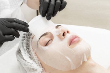 İşlem, güzellik salonundaki erkekler için arındırıcı ıslak maske.
