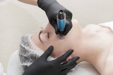 Güzellik salonundaki erkekler için kısmi mikro kaldırma prosedürü