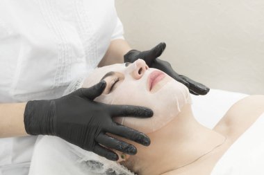 Bu işlem güzellik salonundaki bir kadın için arındırıcı ıslak maske..