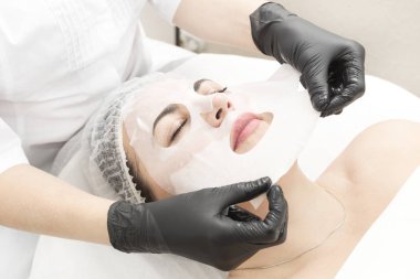 Bu işlem güzellik salonundaki bir kadın için arındırıcı ıslak maske..