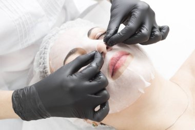 Bu işlem güzellik salonundaki bir kadın için arındırıcı ıslak maske..