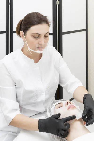 Procedimiento Una Mascarilla Húmeda Reparadora Limpiadora Para Hombres Salón Belleza — Foto de Stock