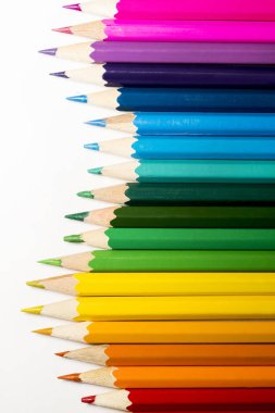 Kırtasiye eşyalarının arkaplanı kalem çekimleri yakın plan.