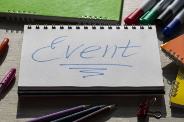 Kırtasiye araçlarının yanındaki dizin olayında metin.