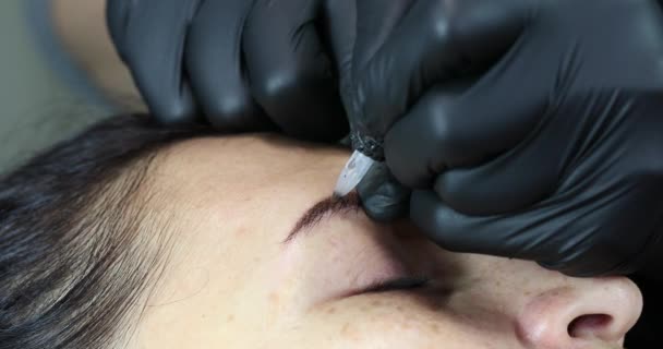 Microblading Procedura Del Tatuaggio Del Sopracciglio Salone Bellezza Donne — Video Stock