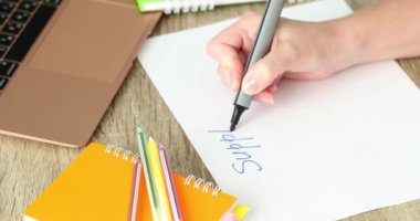 Bir kadın, Trans Ulusal Şirket Projesi için bir kalkınma planı yazıyor ve çiziyor..