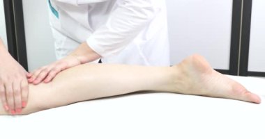 Spor ve sağlık ayak masajı teknikleri. Güzellik salonunda yakın çekim..